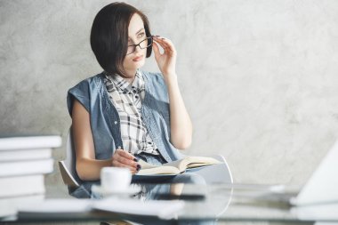 Güzel kadın Sekreter Ofis Masası 