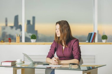 Güzel Bayan dizüstü bilgisayar kullanarak 