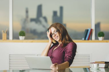 Dizüstü bilgisayar kullanan beyaz kadın 