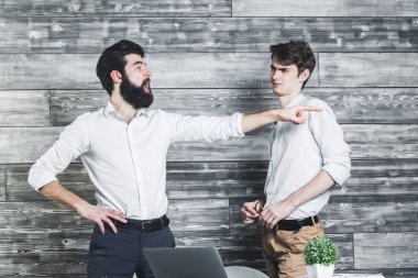 Yakışıklı busiessmen ofisinde işaret 