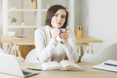 Güzel genç kadın içme kahve 