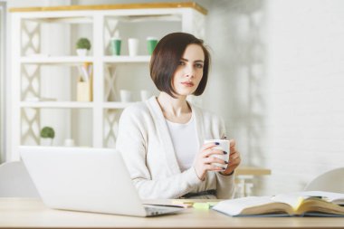 Çekici genç kadın kahve içme 