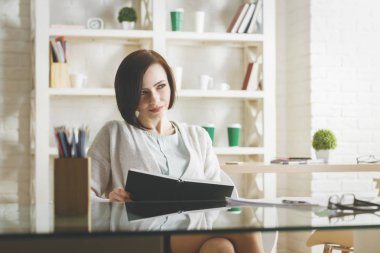 Evrak işi beyaz iş kadını 