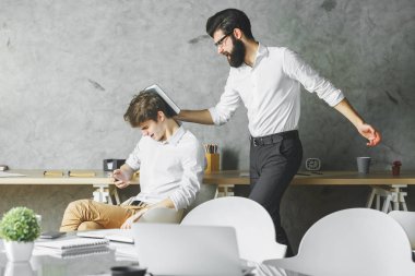 Ofiste çılgın beyaz arkadaşları 