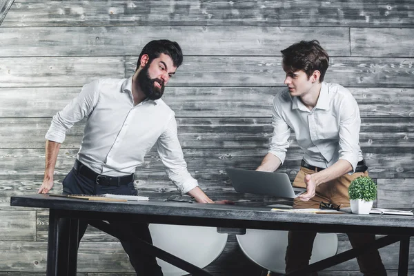 Ofiste deli beyaz arkadaşları 