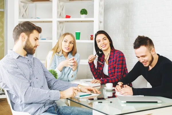 Kaukasische mannen en vrouwen die werkzaam zijn op het project — Stockfoto