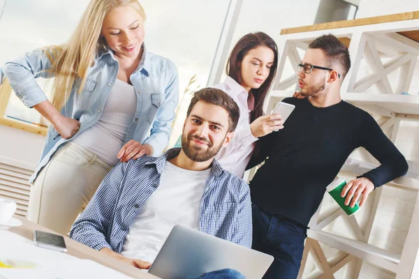 Attraktiva unga europeiska gruppen, business män och kvinnor som arbetar med projekt i moderna kontor med laptop, smartphone, pappersarbete och andra objekt på skrivbordet. Partnerskap-konceptet — Stockfoto