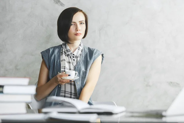 Nachdenkliche Frau trinkt Kaffee — Stockfoto