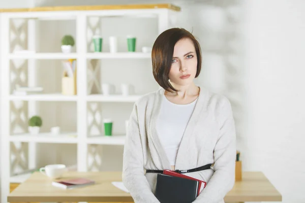 Porträt einer kaukasischen Frau mit Büchern — Stockfoto