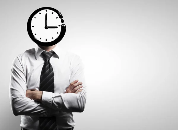 Reloj hombre de negocios encabezado con los brazos cruzados de pie sobre fondo de pared gris con espacio para copias. Concepto de fecha límite — Foto de Stock