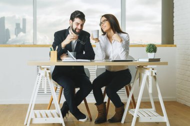 Neşeli adam ve birlikte çalışan kadın 