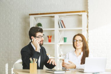 Neşeli işadamı ve akıllı telefon kullanan kadın 