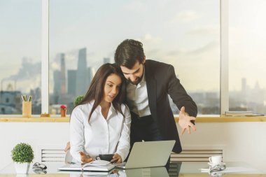 Çekici bir adam ve birlikte modern ofis masa başında çalışan kadın portresi. Toplantı kavramı