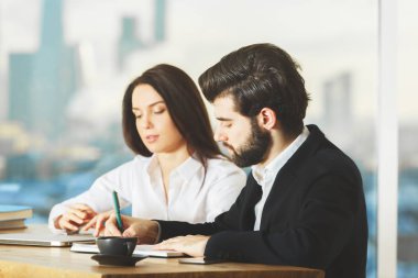 Çekici bir adam ve birlikte modern ofis masa başında çalışan kadın portresi. Tartışma kavramı