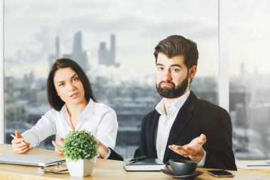 Çekici bir adam ve birlikte modern ofis masa başında çalışan kadın portresi. Sorun kavramı