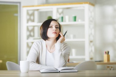 Evrak işi odaklı iş kadını 