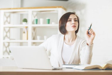 Projede çalışan düşünceli iş kadını 