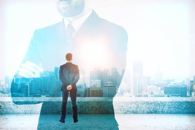 Beton çatı katında ayakta ve mesafe içine bakarak düşünceli genç iş adamı. Kavram düşünüyorum. Çift pozlama 