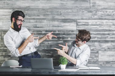 İki beyaz işadamları başarı kutluyor 