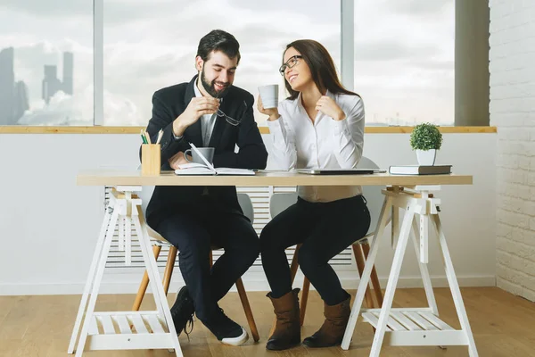 Neşeli adam ve birlikte çalışan kadın 