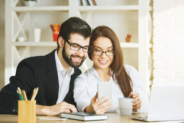 Uomo e donna d'affari sorridente utilizzando smartphone — Foto Stock