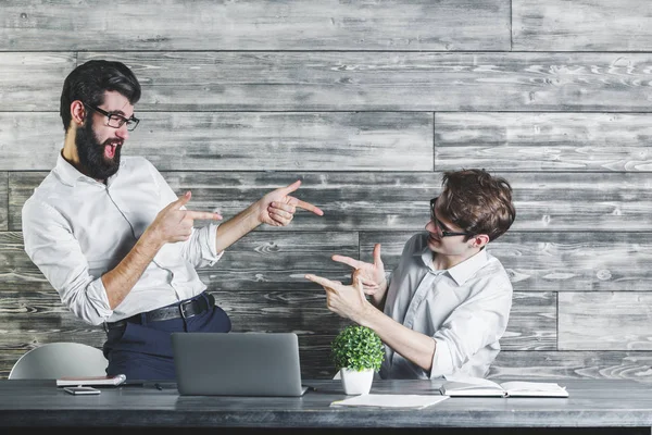 İki beyaz işadamları başarı kutluyor 