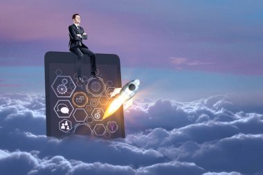 Soyut resim tablet ile iş kroki üzerinde oturan ve roket gökyüzünde bulutlar ve Günbatımı ile başlatma iş adamı. Başlangıç kavramı 