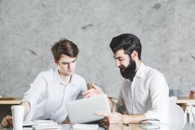 Projede birlikte çalışan iki neşeli adam 