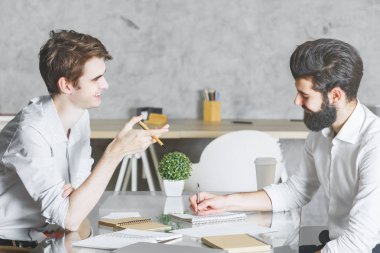 Projede birlikte çalışan iki odaklı erkek 