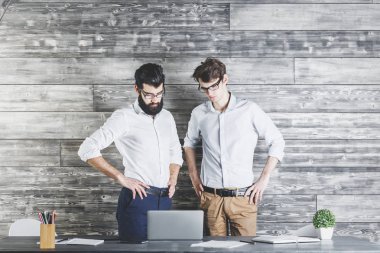 Çekici erkek dizüstü bilgisayar kullanarak 