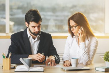 Genç işadamı ve akıllı telefon kullanan kadın 