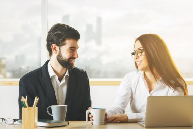 Çekici bir adam ve birlikte çalışan kadın 