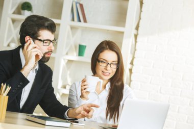 Mutlu işadamı ve akıllı telefon kullanan kadın 