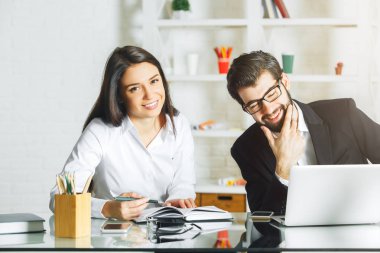 Projede çalışan kadın ve genç erkek 