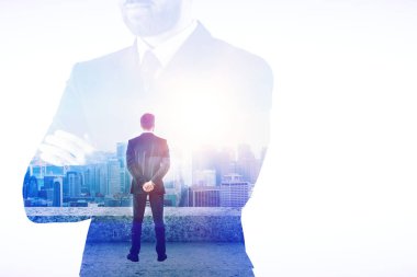 Beton çatı katında ayakta ve mesafe içine bakarak düşünceli genç iş adamı. Araştırma kavramı. Çift pozlama 