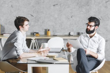 Projede birlikte çalışan iki odaklı iş adamları 