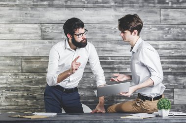 Avrupa büyükler dizüstü bilgisayar kullanarak 