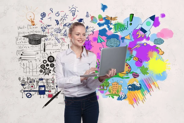 Улыбающаяся молодая деловая женщина с ноутбуком, стоящая на бетонном фоне стены с бизнес-эскизом. Концепция образования — стоковое фото