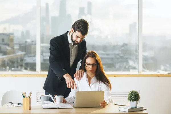 Atractivo hombre de negocios y mujer trabajando juntos —  Fotos de Stock