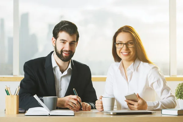White man and woman working together — Stock Photo, Image