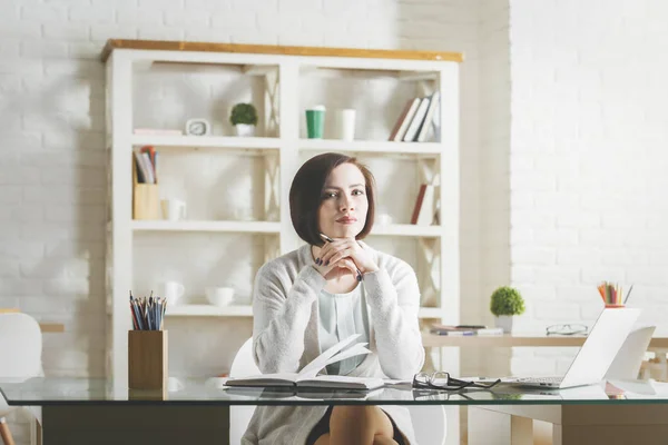 Attraktive Geschäftsfrau, die am Arbeitsplatz an einem Projekt arbeitet. Sekretärin mit Laptop und Papierkram im modernen Büro. Professionelles Konzept — Stockfoto