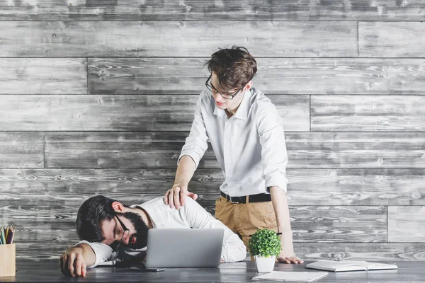 Beau homme fatigué au travail — Photo