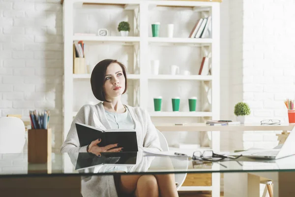 Attraktive Geschäftsfrau, die am Arbeitsplatz an einem Projekt arbeitet. Sekretärin mit Laptop und Papierkram im modernen Büro. Bildungskonzept — Stockfoto