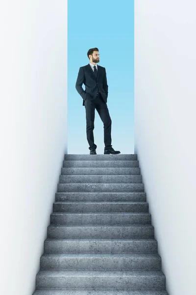 Businessman standing on top of concrete ladder with sky view and empty white walls. Think concept. Mock up, 3D Rendering — Stock Photo, Image