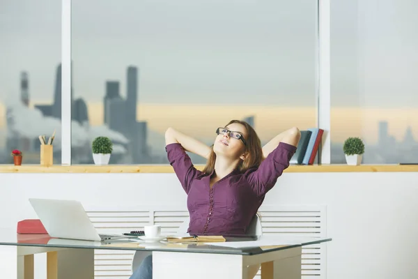 Mladá žena relaxační v úřadu — Stock fotografie