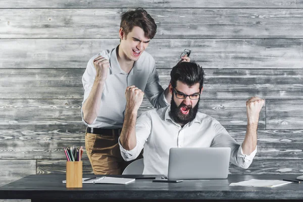 Zwei attraktive Geschäftsleute feiern Erfolg — Stockfoto