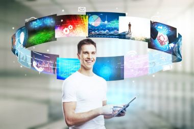 Tablet ile medya arayüzü kullanan adam 