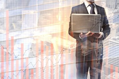 Tanınmayan işadamı ile soyut foirex grafik üzerinde şehir arka plan kopya alanı ile dizüstü bilgisayar kullanarak. Ekonomi kavramı. Çift pozlama 