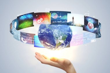 Açık renkli soyut medya arayüzü ile küre tutan el. Yenilik kavramı. 3D render 