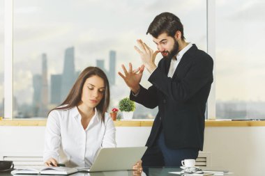 Oynak erkek ve erkek birlikte çalışma 